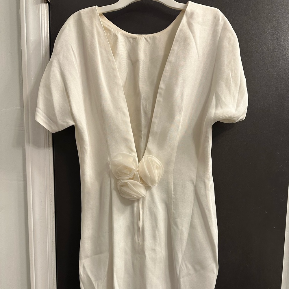 Beautiful vintage cream dress with low back & 3D flower detail